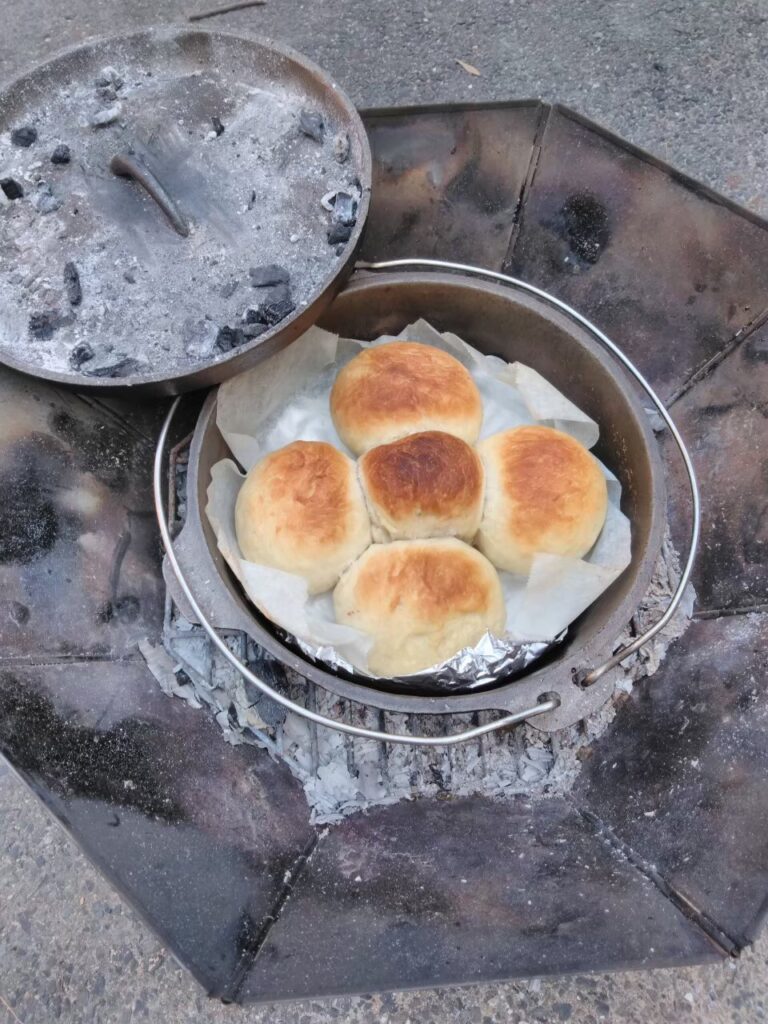 キャンプでもパンを焼いてみました