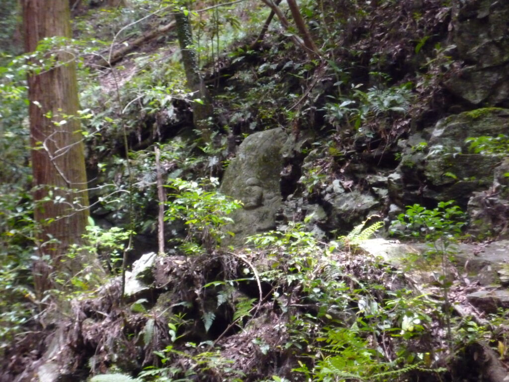 雄滝の横に石仏