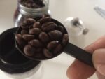 コーヒーミルで豆を挽いてミル