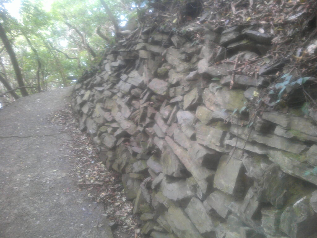 積み石の壁