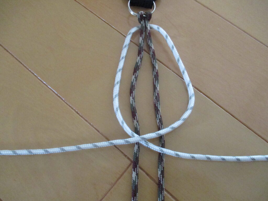 ２．結び紐で右上の輪を作る