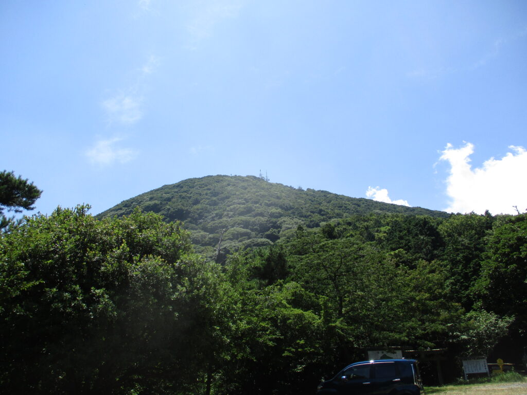 岩屋権現入口から見上げる嵩山