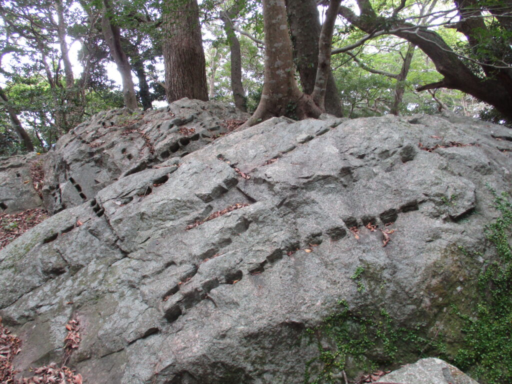 人工的な穴のある岩