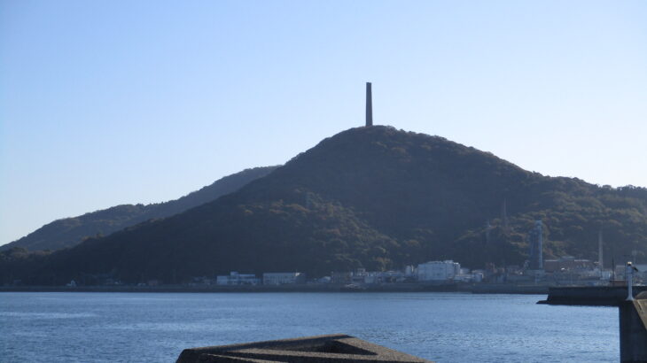 粭島（すくもじま）と日本精蝋の大煙突