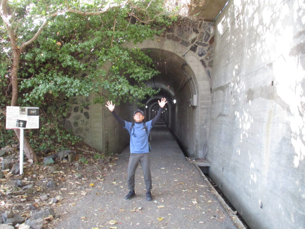 訓練基地に続くトンネル
