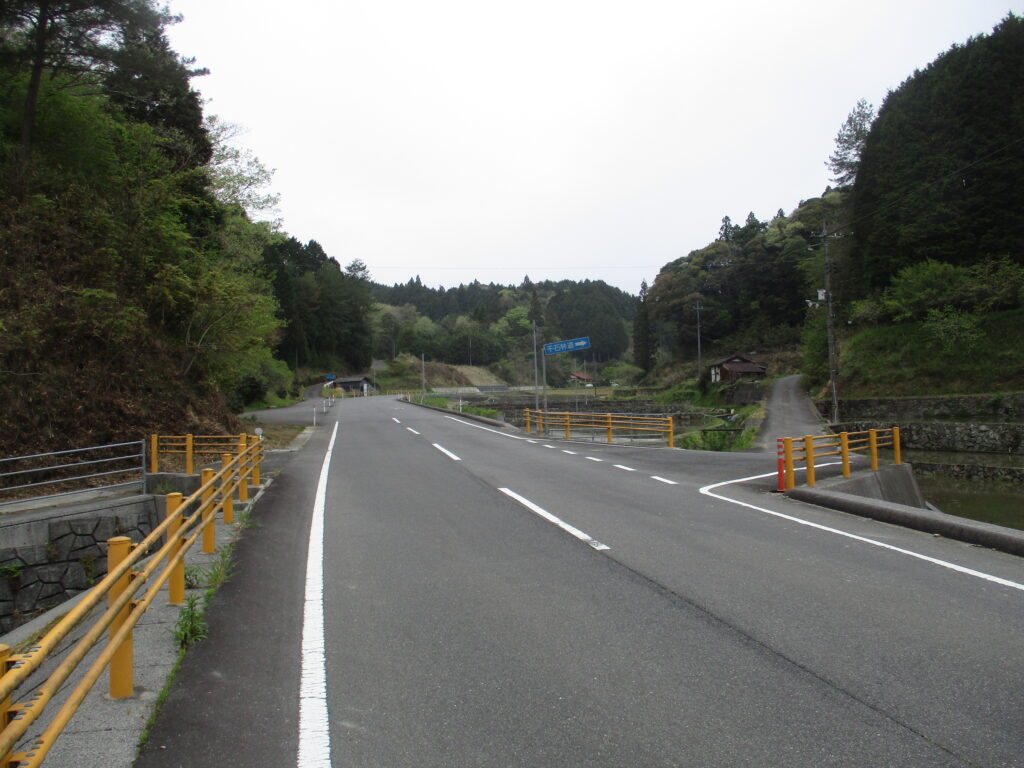 千石林道への曲道