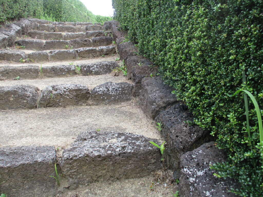 階段が玄武岩質の軽石