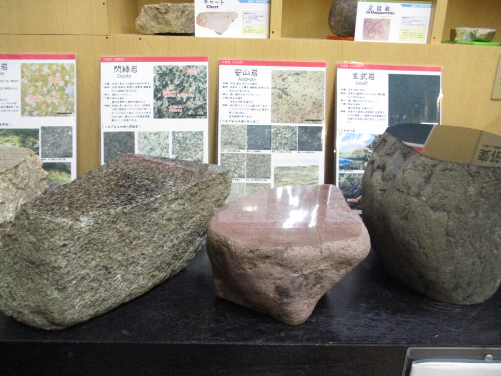 花崗岩、閃緑岩、安山岩、玄武岩
