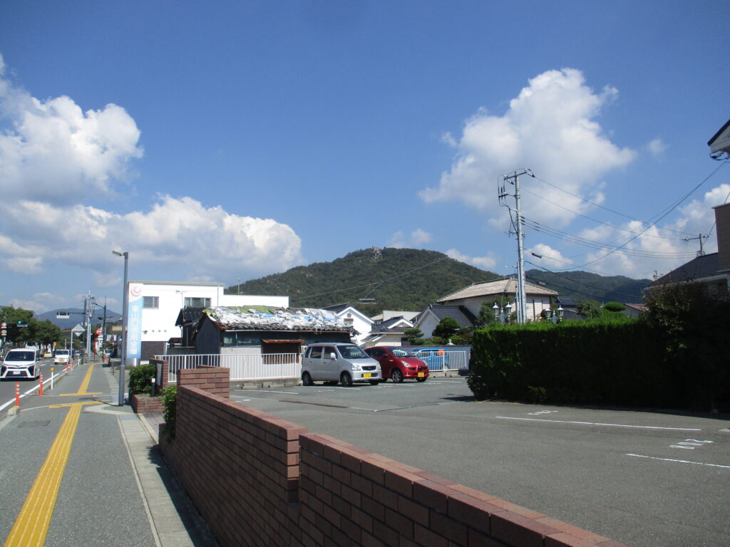駅前通りから見る天神山