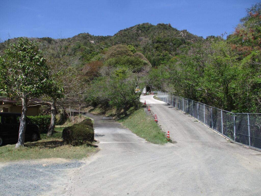 自由ヶ丘団地コース登山口は右の道