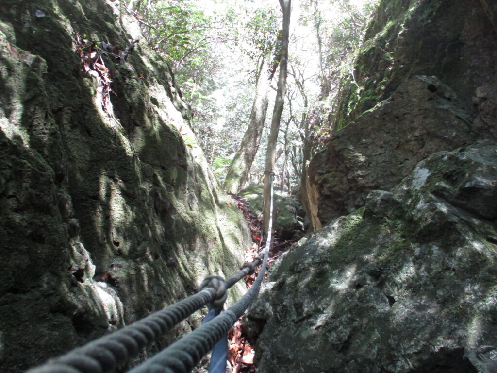 岩越えに補助ロープ