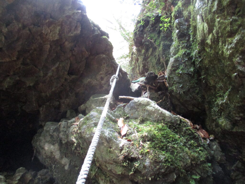 厳しい岩にロープの補助