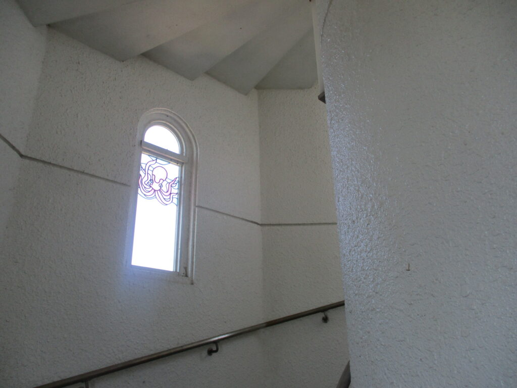 灯台内部のらせん階段