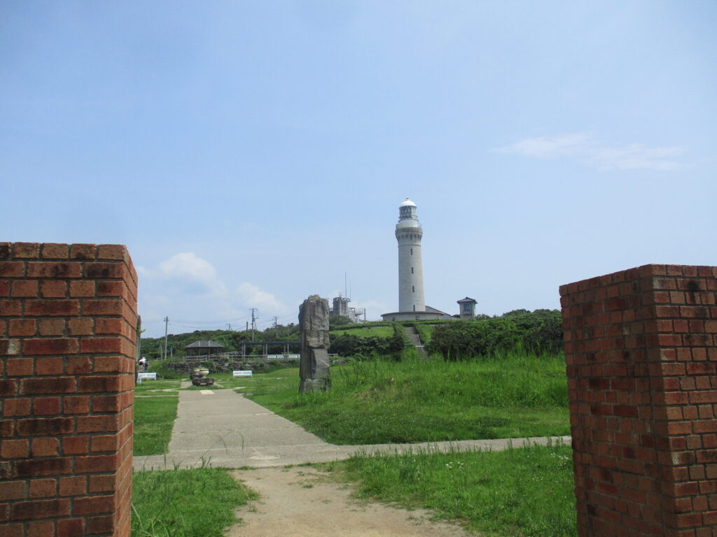 夢崎波の公園と角島灯台