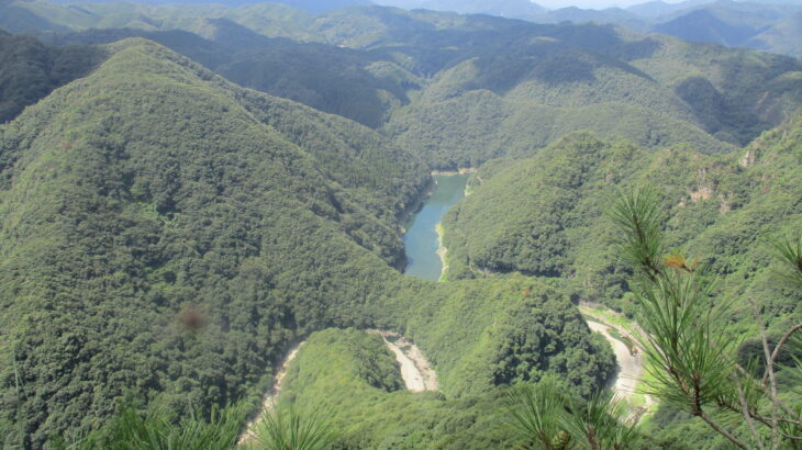 山口県北部、阿武川ダム上流の「塔の岩」から見た絶景