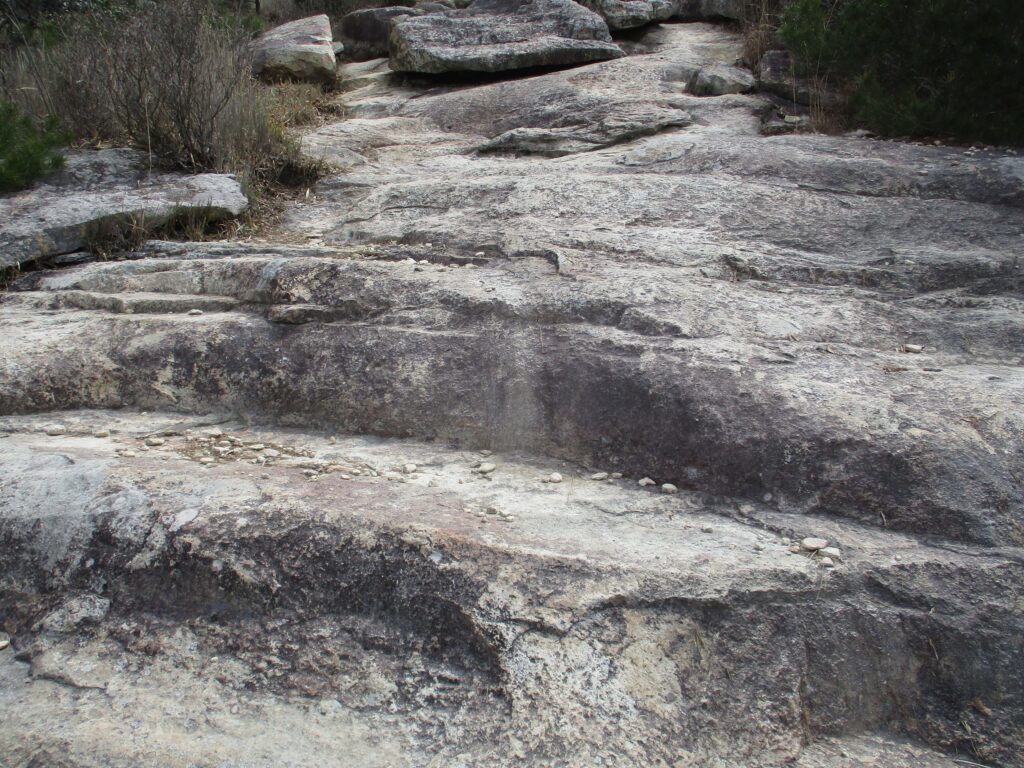 階段状の岩