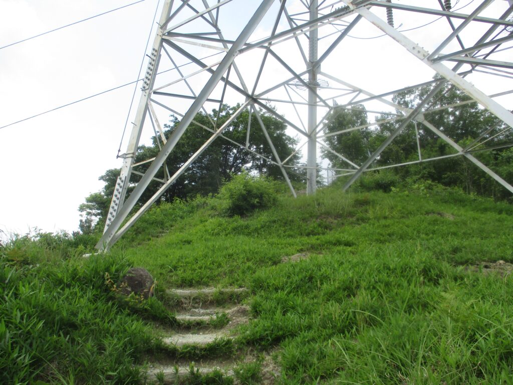 鉄塔側に登って