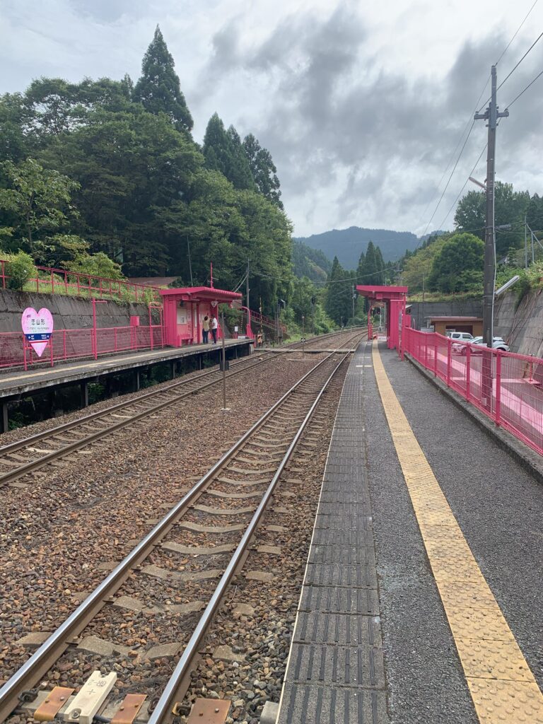 ホームの端から岡山方向