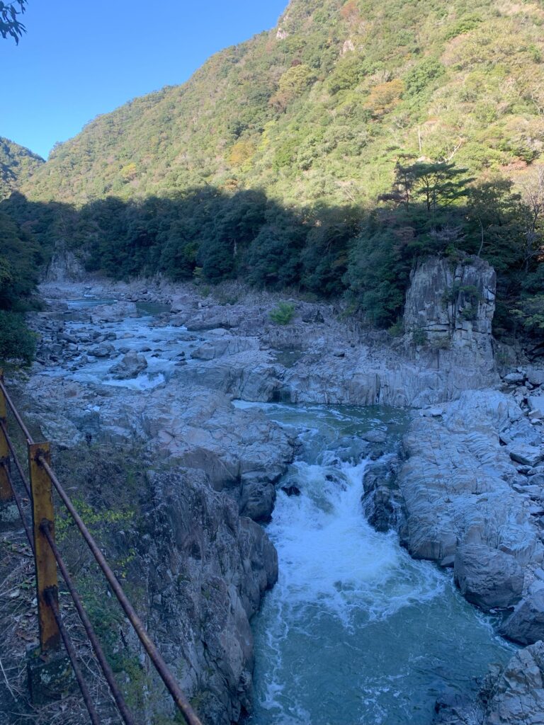 お山の中行く汽車ぽっぽ