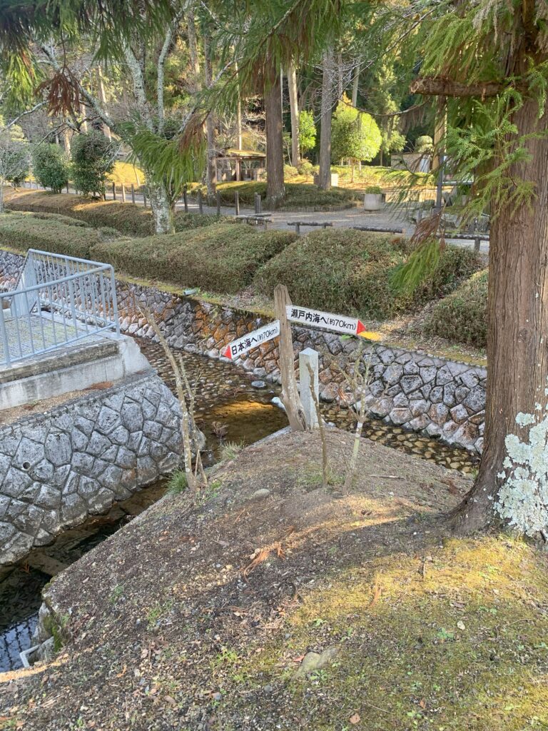 兵庫県丹波市 石生の水分れ